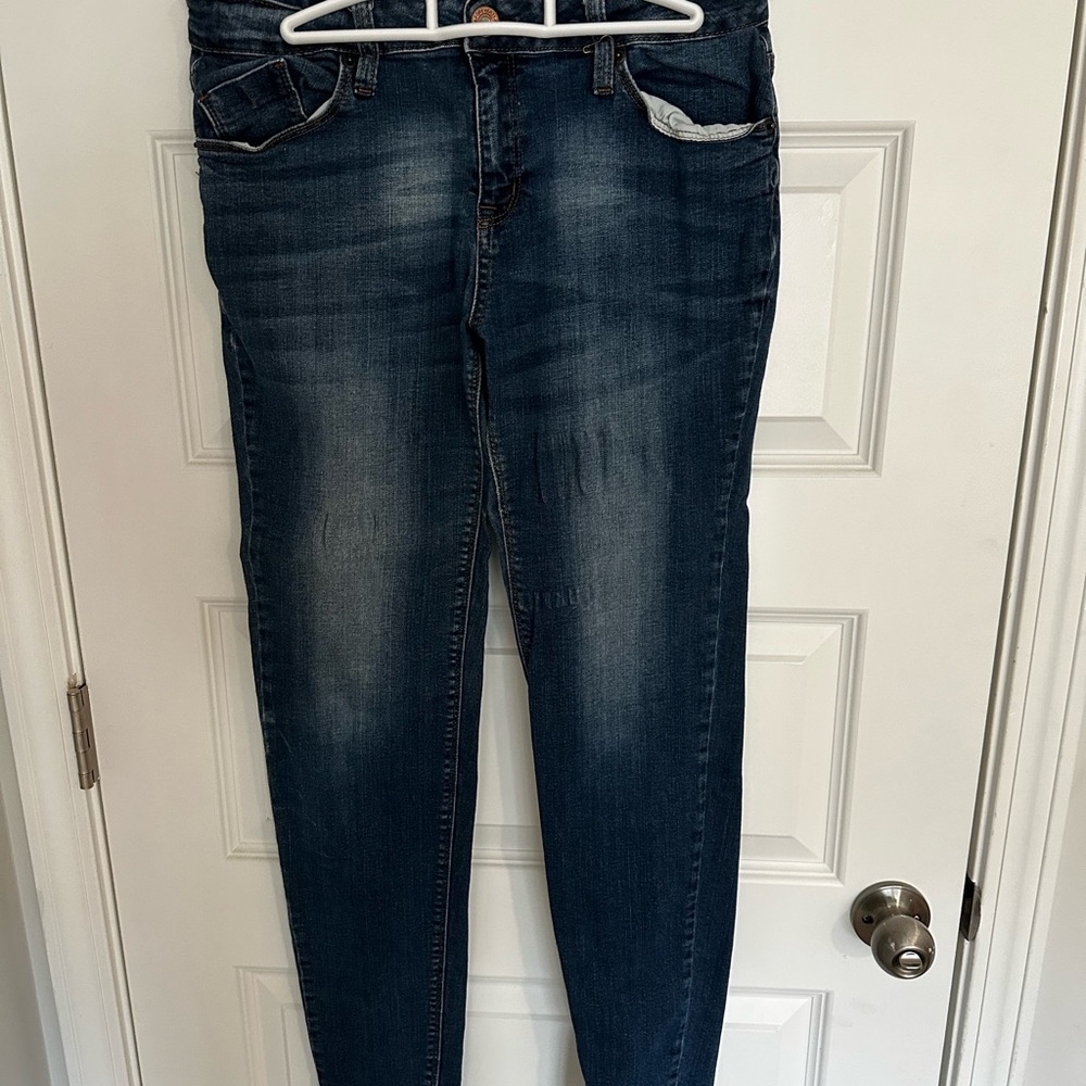 Woman’s forever 21 jeans - Picture 3 of 4